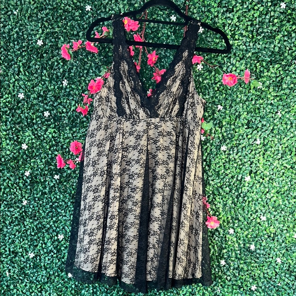 Oscar de la Renta Black Mini Babydoll Dress with V-Neck and Sleeveless Design